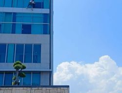 Langgar K3? Pekerja Kaca di Gedung Bank Bengkulu Tanpa APD Disorot