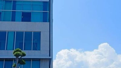 Pekerja pembersih kaca di gedung Bank Bengkulu tanpa alat pelindung diri saat bekerja di ketinggian