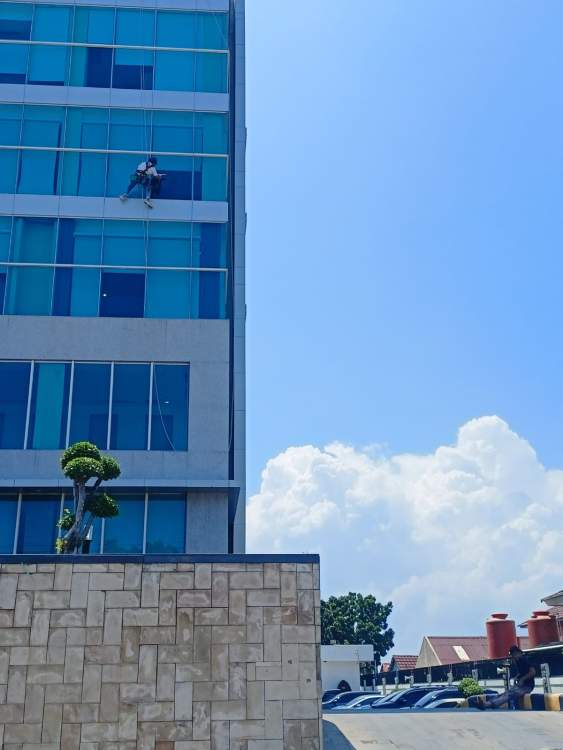 Pekerja pembersih kaca di gedung Bank Bengkulu tanpa alat pelindung diri saat bekerja di ketinggian