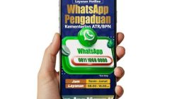 Petugas Kementerian ATR BPN menunjukkan layanan kanal pengaduan digital melalui WhatsApp dan platform online untuk masyarakat.
