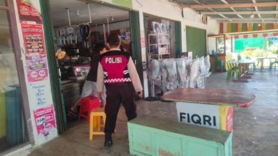 Personel Polres Mukomuko melakukan patroli dialogis di kawasan permukiman untuk menjaga keamanan dan ketertiban masyarakat