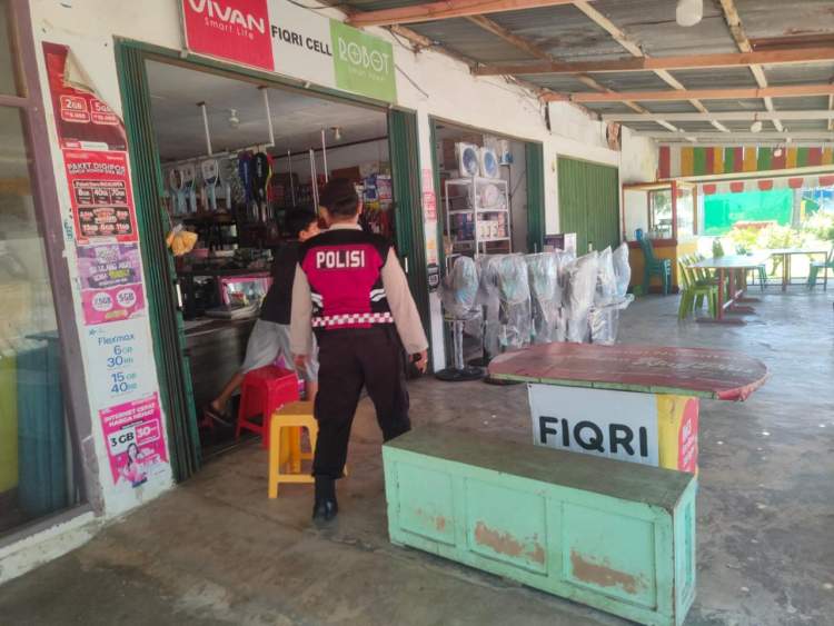 Personel Polres Mukomuko melakukan patroli dialogis di kawasan permukiman untuk menjaga keamanan dan ketertiban masyarakat