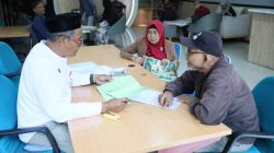 Warga Kabupaten Tangerang mengurus layanan pertanahan di Kantor BPN sambil menunggu penerbitan Sertipikat Elektronik.