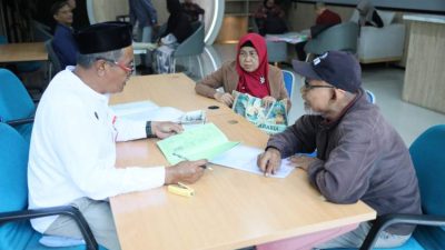 Warga Kabupaten Tangerang mengurus layanan pertanahan di Kantor BPN sambil menunggu penerbitan Sertipikat Elektronik.