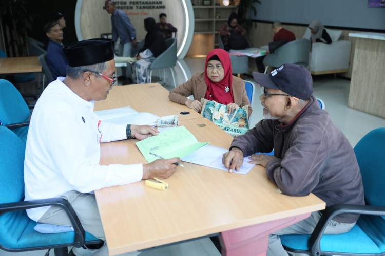Warga Kabupaten Tangerang mengurus layanan pertanahan di Kantor BPN sambil menunggu penerbitan Sertipikat Elektronik.