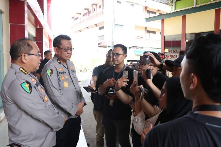 Petugas RS Bhayangkara melakukan proses identifikasi jenazah korban kecelakaan kereta api di Bekasi