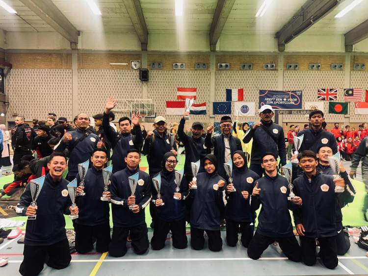 Atlet Timnas Pencak Silat Indonesia berpoto bersama usai meraih medali emas di Belgium Open 2026