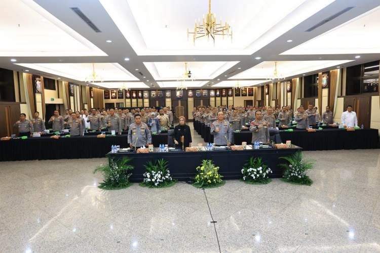 Wakapolri Komjen Pol Dedi Prasetyo membuka Rakernis Polri 2026 dan menyerahkan penghargaan IKPA di Mabes Polri Jakarta