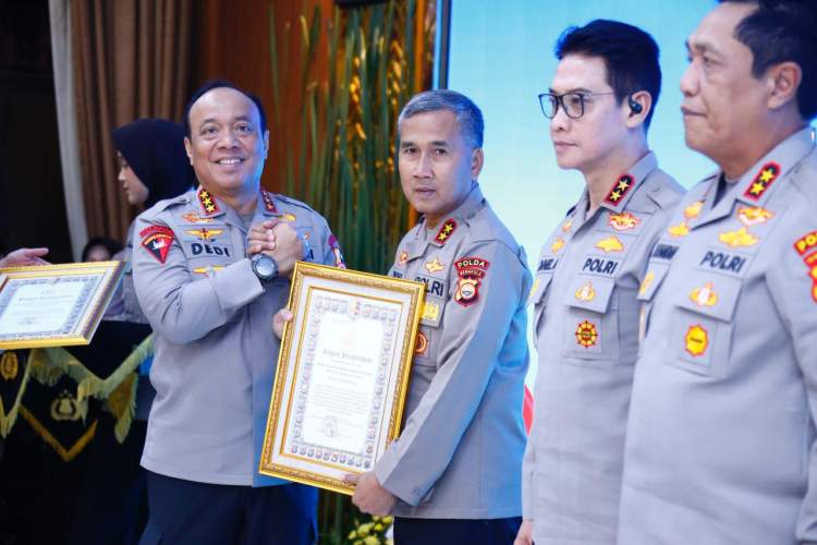 Wakapolri Komjen Pol Dedi Prasetyo menyerahkan penghargaan IKPA terbaik kepada perwakilan Polda dalam Rakernis Polri 2026 di Mabes Polri