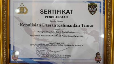 Perwakilan Polda Kaltim menerima penghargaan juara nasional penyelamatan aset korupsi dalam Rakernis Kortastipidkor Polri 2026 di Ancol