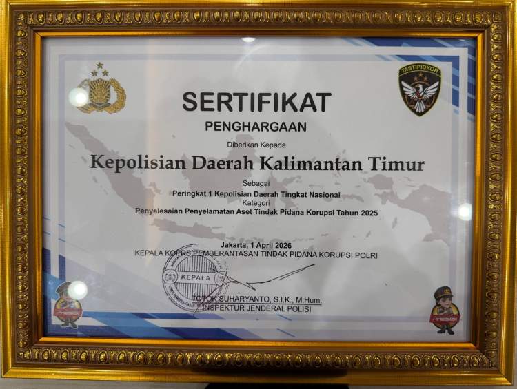 Perwakilan Polda Kaltim menerima penghargaan juara nasional penyelamatan aset korupsi dalam Rakernis Kortastipidkor Polri 2026 di Ancol
