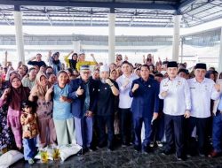 Helmi dan Hendri Salurkan Bantuan Pangan di Desa Apur, Warga Sambut Hangat