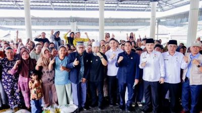 Gubernur Bengkulu Helmi Hasan dan Plt Bupati Rejang Lebong menyerahkan bantuan pangan kepada warga Desa Apur Sindang Kelingi