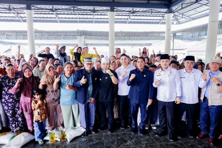 Gubernur Bengkulu Helmi Hasan dan Plt Bupati Rejang Lebong menyerahkan bantuan pangan kepada warga Desa Apur Sindang Kelingi