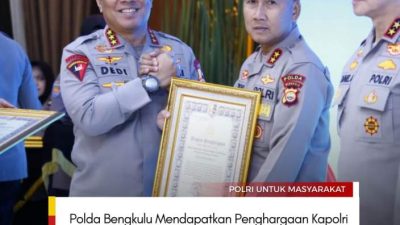 Kapolda Bengkulu Irjen Pol Mardiyono menerima penghargaan Kapolri dari Wakapolri Komjen Pol Dedi Prasetyo di Mabes Polri Jakarta