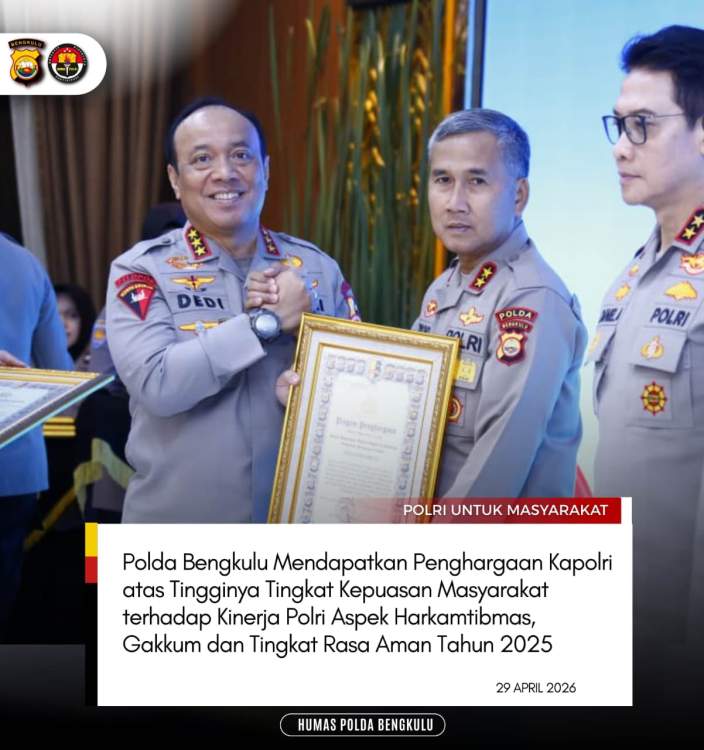 Kapolda Bengkulu Irjen Pol Mardiyono menerima penghargaan Kapolri dari Wakapolri Komjen Pol Dedi Prasetyo di Mabes Polri Jakarta