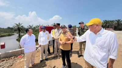 Komisi III DPRD Bengkulu meninjau lokasi ambrolnya Jembatan Air Matan di Seluma Selatan bersama pejabat dan kontraktor