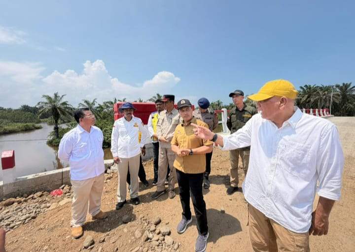 Komisi III DPRD Bengkulu meninjau lokasi ambrolnya Jembatan Air Matan di Seluma Selatan bersama pejabat dan kontraktor