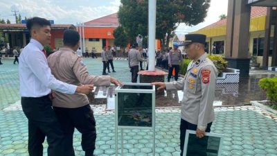 Personel Polres Bengkulu Utara menyerahkan bantuan kepada warga dalam kegiatan Sedekah Bersama