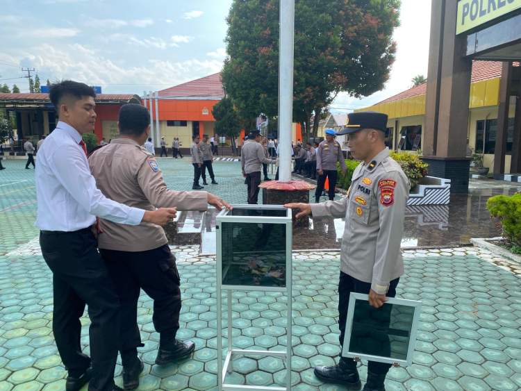 Personel Polres Bengkulu Utara menyerahkan bantuan kepada warga dalam kegiatan Sedekah Bersama