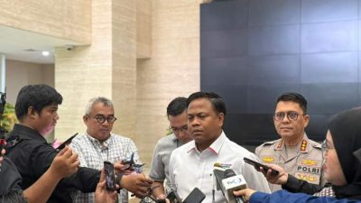 Petugas Bareskrim Polri melakukan penyelidikan kasus dugaan haji ilegal dengan modus visa tenaga kerja di Jakarta