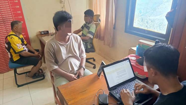 Petugas Satgas Operasi Damai Cartenz melakukan olah TKP dugaan percobaan penembakan di kawasan Ruko Blok A Dekai Yahukimo