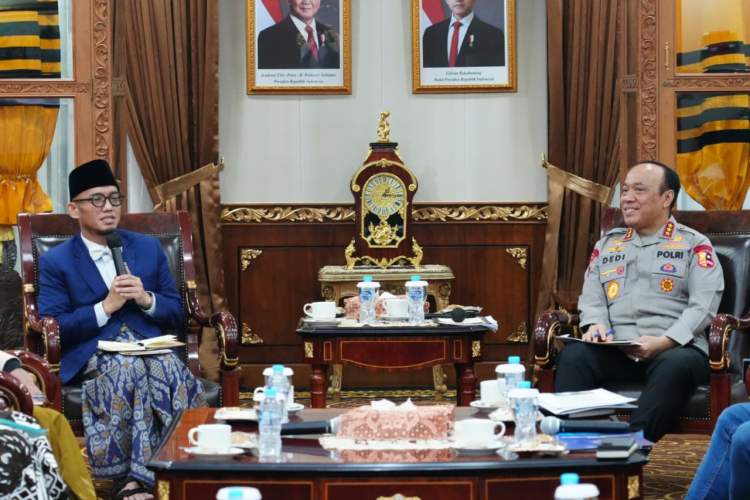 Wakapolri Dedi Prasetyo memberikan keterangan terkait penanganan kasus haji ilegal oleh Satgas Haji 2026 di Mabes Polri