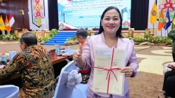 Pendeta Ina Gantiani menerima sertipikat tanah Gereja GKE Bethesda Bumi Palangka dalam acara penyerahan sertipikat di Palangkaraya.