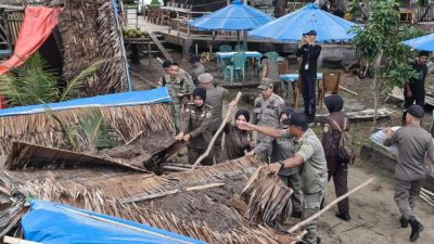 Petugas membersihkan puing pondok liar di kawasan Pantai Panjang Bengkulu
