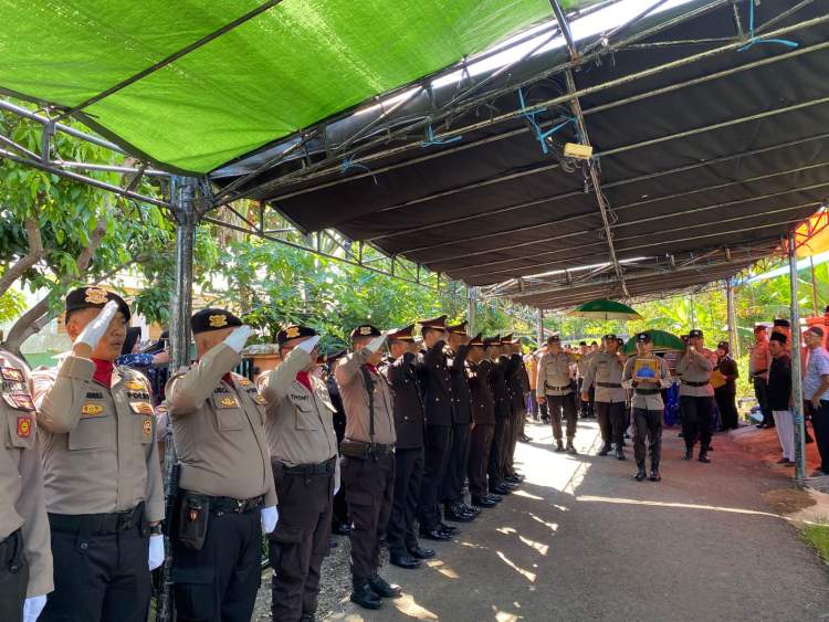 Upacara pemakaman dinas AIPTU Puput Joko Pitoyo di TPU Universitas Bengkulu