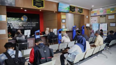 Warga mengurus roya sertipikat tanah di Kantor Pertanahan Kabupaten Semarang melalui layanan RALALI.