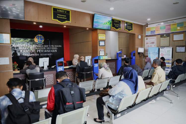 Warga mengurus roya sertipikat tanah di Kantor Pertanahan Kabupaten Semarang melalui layanan RALALI.