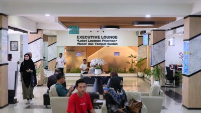 Warga mengurus sertipikat tanah secara mandiri di Kantor Pertanahan Kabupaten Tangerang.