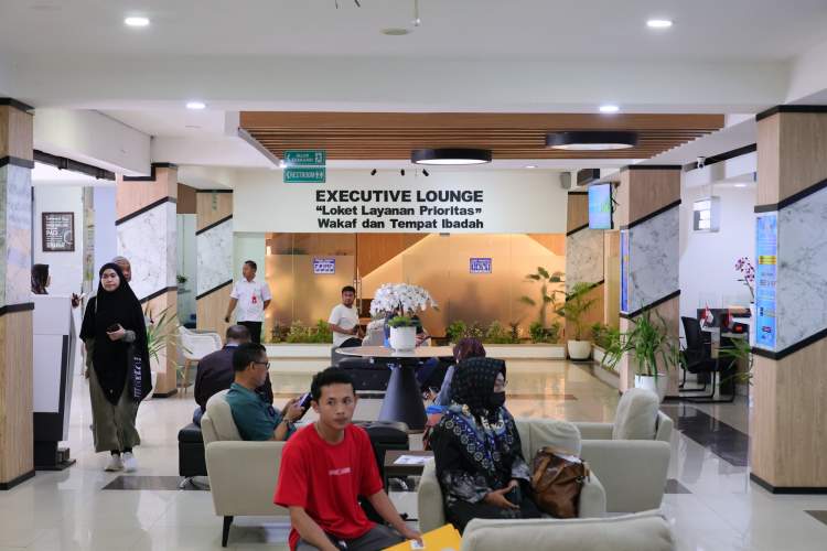 Warga mengurus sertipikat tanah secara mandiri di Kantor Pertanahan Kabupaten Tangerang.