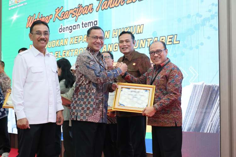 Sekjen ATR/BPN Dalu Agung Darmawan saat membuka Webinar Kearsipan ATR/BPN 2026 di Jakarta.
