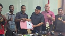 Anggota DPRD Bengkulu berdialog dengan Ikatan Mahasiswa Papua dalam rapat dengar pendapat terkait isu HAM dan pembangunan Papua.