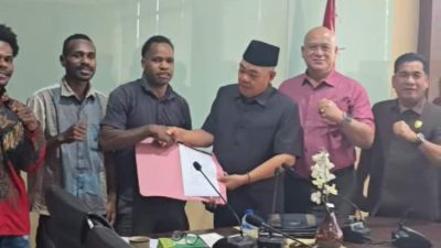 Anggota DPRD Bengkulu berdialog dengan Ikatan Mahasiswa Papua dalam rapat dengar pendapat terkait isu HAM dan pembangunan Papua.