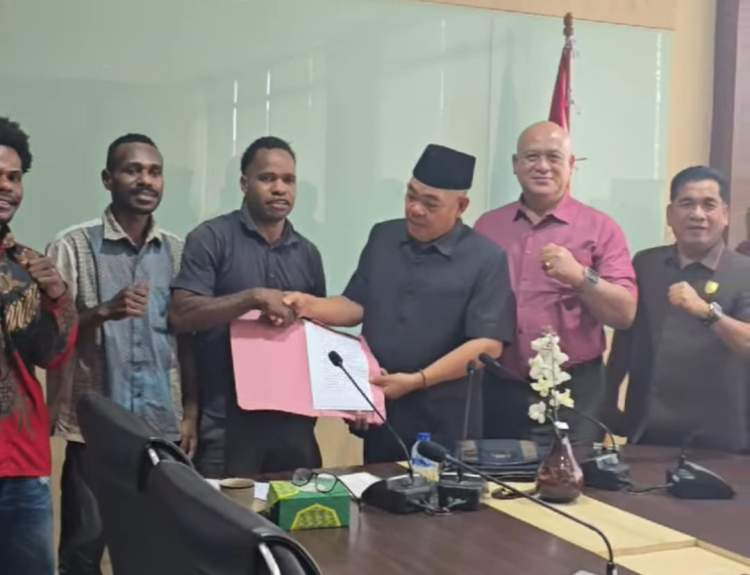 Anggota DPRD Bengkulu berdialog dengan Ikatan Mahasiswa Papua dalam rapat dengar pendapat terkait isu HAM dan pembangunan Papua.