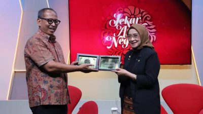 Menteri PANRB Rini Widyantini menerima penghargaan Sekar Agni Negeri 2026 di Jakarta.