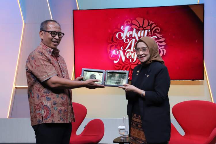 Menteri PANRB Rini Widyantini menerima penghargaan Sekar Agni Negeri 2026 di Jakarta.