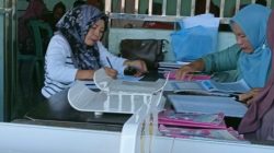 Warga Desa Pajar Bulan mengikuti pemeriksaan kesehatan dalam kegiatan posyandu di balai desa.