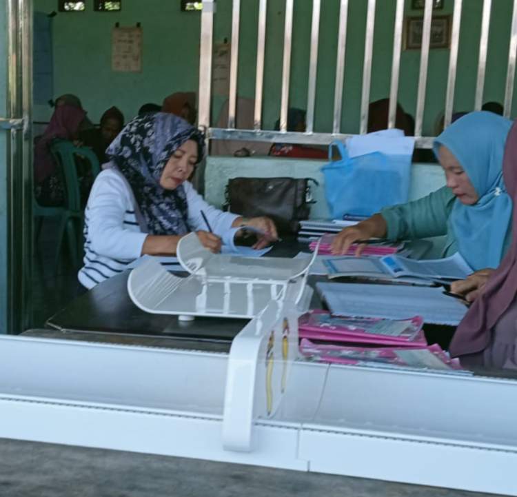 Warga Desa Pajar Bulan mengikuti pemeriksaan kesehatan dalam kegiatan posyandu di balai desa.