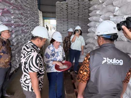 Anggota DPD RI Elisa Ermasari meninjau gudang beras BULOG Kanwil Bengkulu.