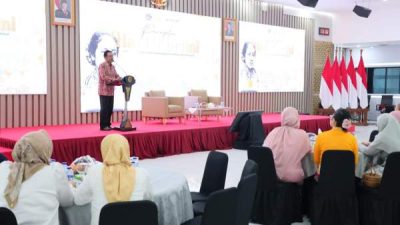 Pegawai perempuan Kementerian ATR BPN mengikuti peringatan Hari Kartini di Jakarta