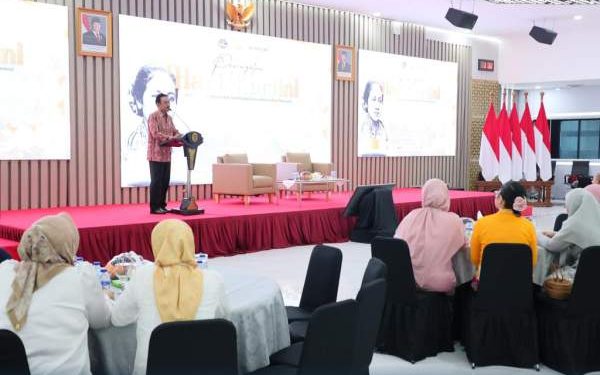 Pegawai perempuan Kementerian ATR BPN mengikuti peringatan Hari Kartini di Jakarta