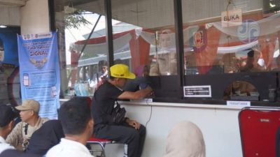 Gubernur Bengkulu Helmi Hasan meluncurkan program pemutihan pajak kendaraan dengan hadiah emas