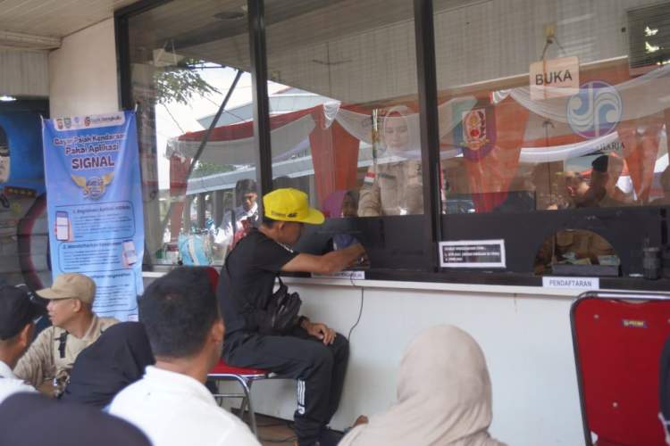 Gubernur Bengkulu Helmi Hasan meluncurkan program pemutihan pajak kendaraan dengan hadiah emas