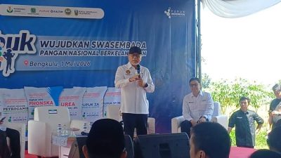 Menko Pangan Zulkifli Hasan berbicara di hadapan petani saat rembuk tani di Bengkulu