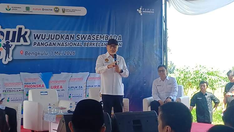 Menko Pangan Zulkifli Hasan berbicara di hadapan petani saat rembuk tani di Bengkulu