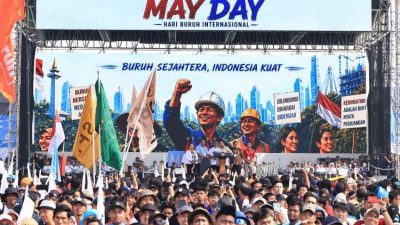 Aksi buruh tertib saat peringatan May Day di Monas Jakarta dijaga aparat kepolisian